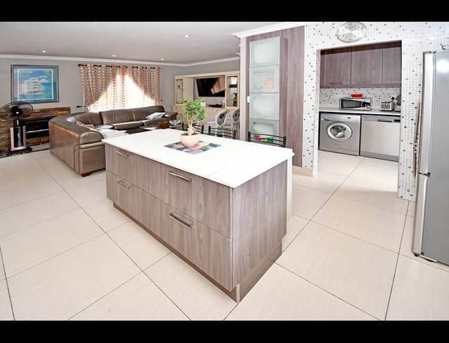 6 BEDROOM HOUSE FOR SALE IN CROWN NORTH